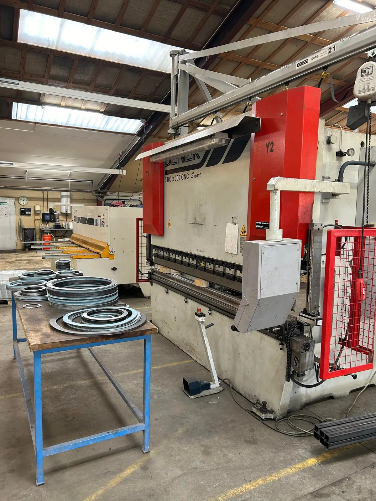 300-tons bukkemaskine og pladesaks