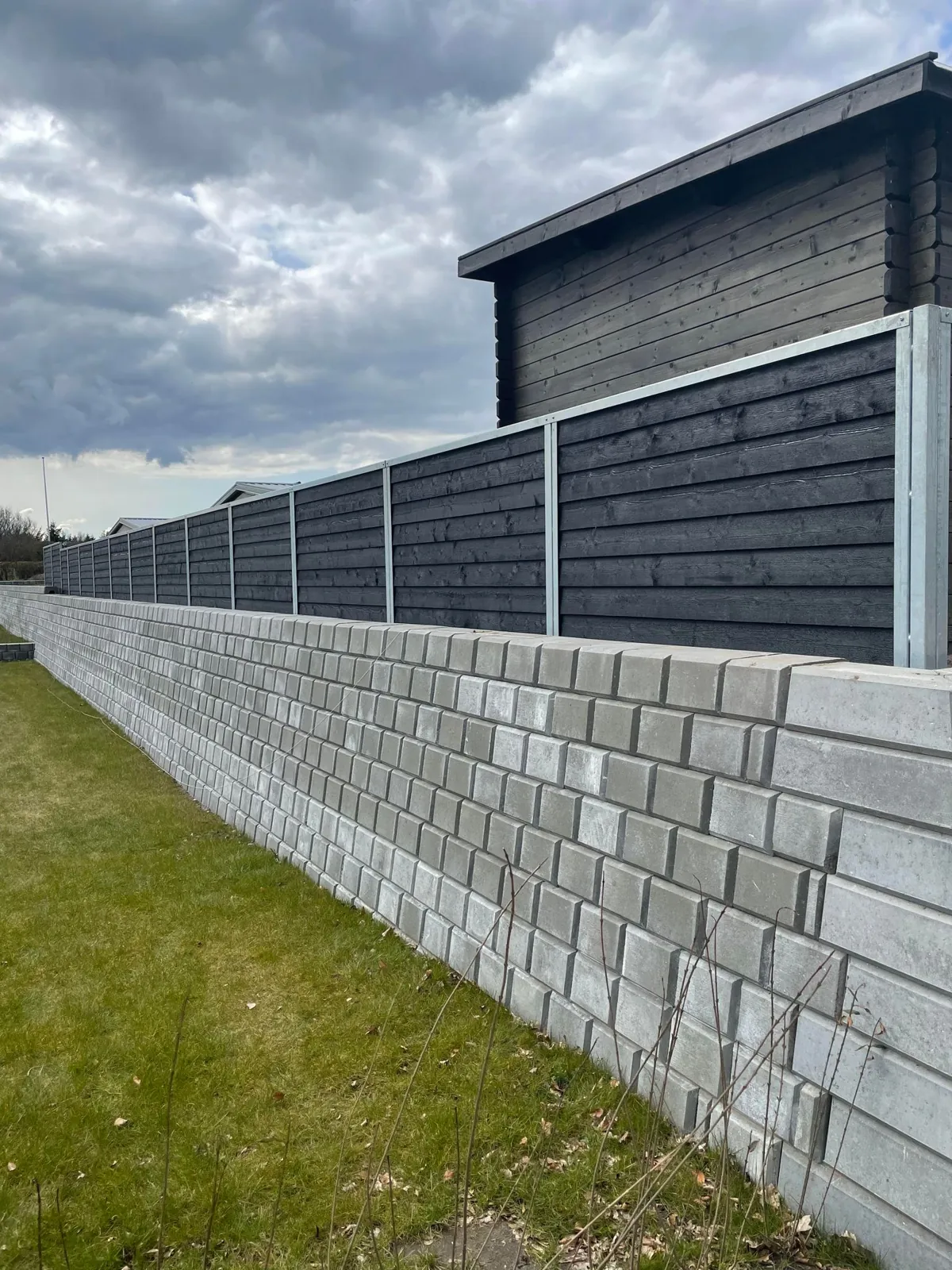 Langt stålhegn